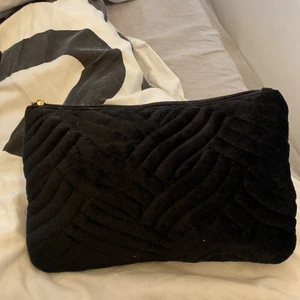 Necessär - Fin svart neccesär. Lätt att ha i väskan eller hemma. Kommer ej till användning längre. 