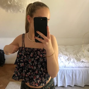 Så sött linne - Säljer detta jättehärliga och somriga linnet ifrån Zara. Storlek xs och sitter croppat. Prislappen finns kvar. Linnet är köpt för 299kr men är aldrig använt.🥰