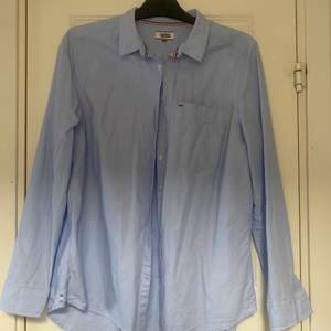 En Tommy Hilfiger skjorta i bra skicka använd en gång, kan vara liten i storleken beroende på kropp
