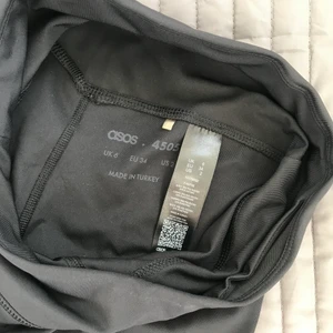Träningstights  - Träningsbyxor från asos aldrig använda, små i storleken, passar en 32:a. 