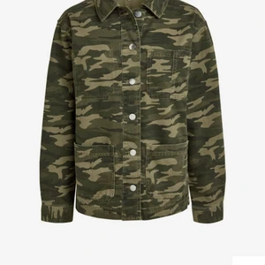 Militär jacka - Militär jacka köpt på Zalando. Storlek 48xM, oversize på mig som vanligtvis är 36. Avklippt längst ner!! Och i superbra skick 😊 Frakt 66kr
