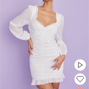 Studentklänning  - Säljer nu min supersnygga studentklänning som endast är använd 1 gång och det är ju då på studenten. Den är i nyskick. Köpt för 449kr. Även superfin till sommaren 🤍