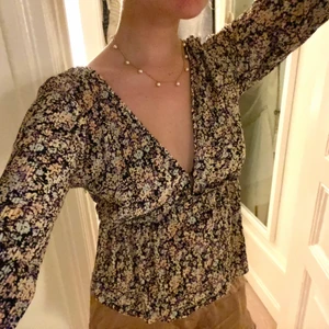 Blommig blus Pull&Bear - Söt blommig blus från Pull&Bear i storlek M. Liten och kort i modellen så passar mer XS-S! Pastellfärger i lila, gul/orange, grön och svart 💜 Använd enstaka gång. 