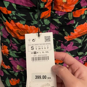 Fin klänning. Oanvänd  - Jag fick present den klänningen,men är för smal för mig . Min storlek är Smal men det är 32 tror jag . Det är jätte snygg verkligen. Mötas upp i T-centralen. Det sitter jätte fin på kroppen.