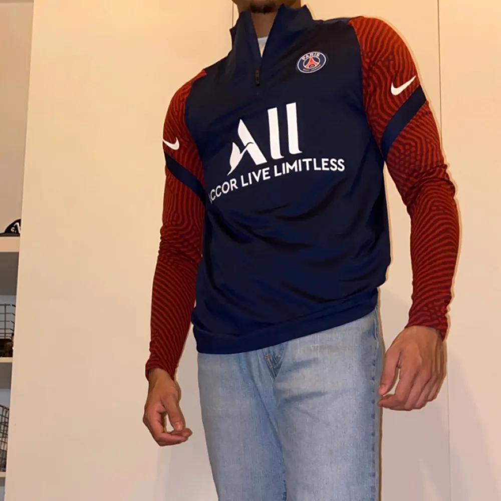 PSG Nike tröja Blå o Röd Storlek: L. Hoodies.