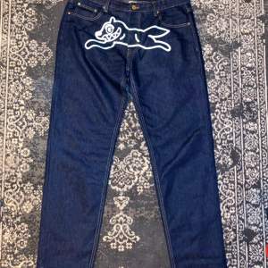 Säljer dessa evisy jeans i storlek 34 köpta för 1500kr på plick resellar för 500kr💗💗💗 fraktas och mätas går