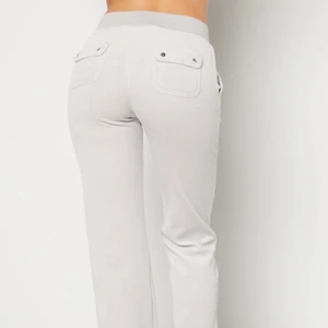 Ljusgrå Juicy couture - Ljusgråa juicy byxor i färgen ”Quiet gray”. Säljer för att jag behöver en XXS och inte XS. Inga hål eller defekter!