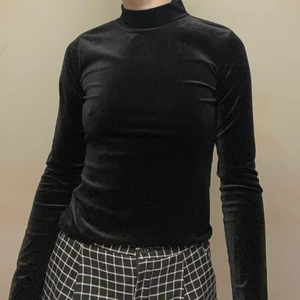 Polotröja velvet strl XS - Svart velvet polotröja från gina tricot, sparsamt använd. Pris kan diskuteras, köparen står för frakt!