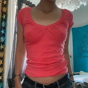Rosa topp - Söt rosa tshirt😜 Markerad med strl XS men snarare en S. Köpare står för frakt på 45 kr men kan även mötas i Västerås😋