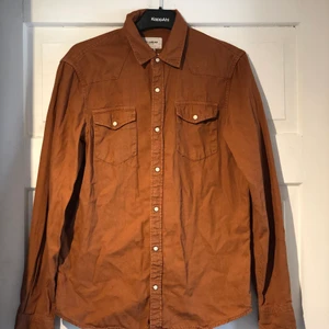 Skjorta från PULL&BEAR  - En brun skjorta från Pull and Bear. Strl 36. 