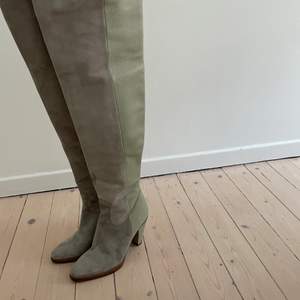 Coola boots från Chloe, nypris ca 5000, köpt på Vestiaire collective. De är mocka o läder i en beige/grön färg. Använt ett par gånger där av ett bra pris ⭐️ hoppas dom kan hitta ett nytt hem 