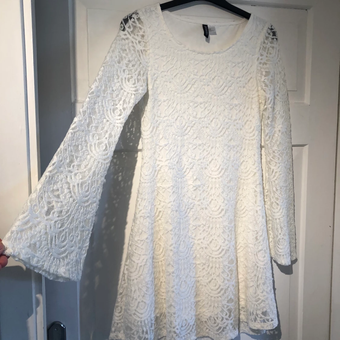 Vit långärmad klänning med vid ärm