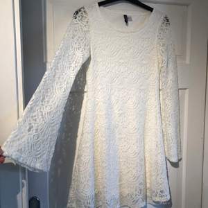 En vit långärmad klänning med lång ärm från HM DIVIDED. Strl 36. Knappt använd för kan inte ha den längre. Perfekt sommarklänning. 