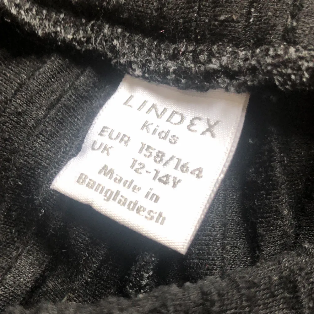 Dessa byxor är i nyskick o köptes för 199 kr! Stl 158/164 men passar XXS/XS och S (S passar bara om man är under 165). Inga skador:). Jeans & Byxor.