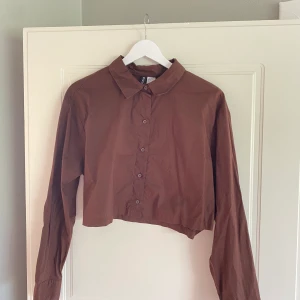 Cropped skjorta - Säljer pga. att den ej kommer till användning.