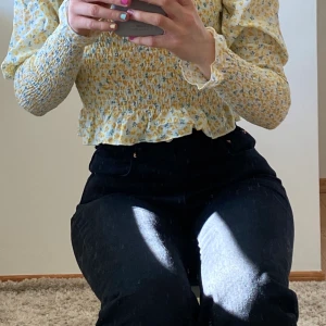 Svarta Jeans - Säljer pga att jag ej använder. (OBS inte färgen på bild 2) SVARTA