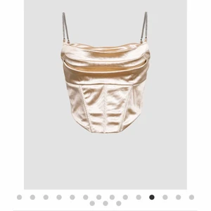 Satin korsett topp stl M -  Säljer denna satin korsett toppen då den inte passade mig! Aldrig använd, endast provad. Finns i Malmö, annars står köparen för frakt. Ord pris 29$