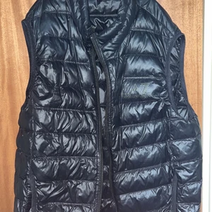 Armani väst  - Jag säljer nu min Armani väst eftersom jag inte använder den längre. Den är i väldigt fint skicka 8/10 och är såklart äkta. Nypris går den för ungefär 1800kr. Pris kan diskuteras vid snabb affär. Kan gå med byten. 