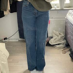 Säljer mina mörkblåa monki jeans i storlek 29 (S/M) 🤩