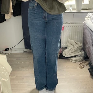 Monki jeans  - Säljer mina mörkblåa monki jeans i storlek 29 (S/M) 🤩