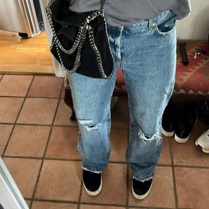 Zara jeans  - Säljer dessa helt oanvända jeans från zara! Super snygg färg 💙💙jag är 172cm lång 