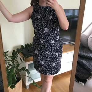 Blommig sommarklänning  - Superskön blommig sommarklänning i klassisk skurning, det står storlek 8 på lappen och jag skulle säga runt storlek S. Köpt på beyond retro i Stockholm och märket verkar vara devonshire cream.