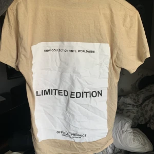 Snygg sommar tshirt - säljer denna snygga T-shirten i storlek M. Tror jag beställde den från mans avdelning, men funkar för vem som! Första bilden är baksidan av tröjan, tycker den är det snyggaste med tröjan 😍. Andra bilden är baksidan 