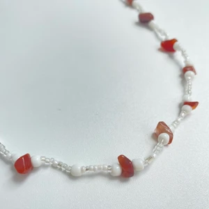 Karneol pärlhalsband  - Pärlhalsband med kristallchips av halvädelstenen karneol. Låset är silverpläterat🤍