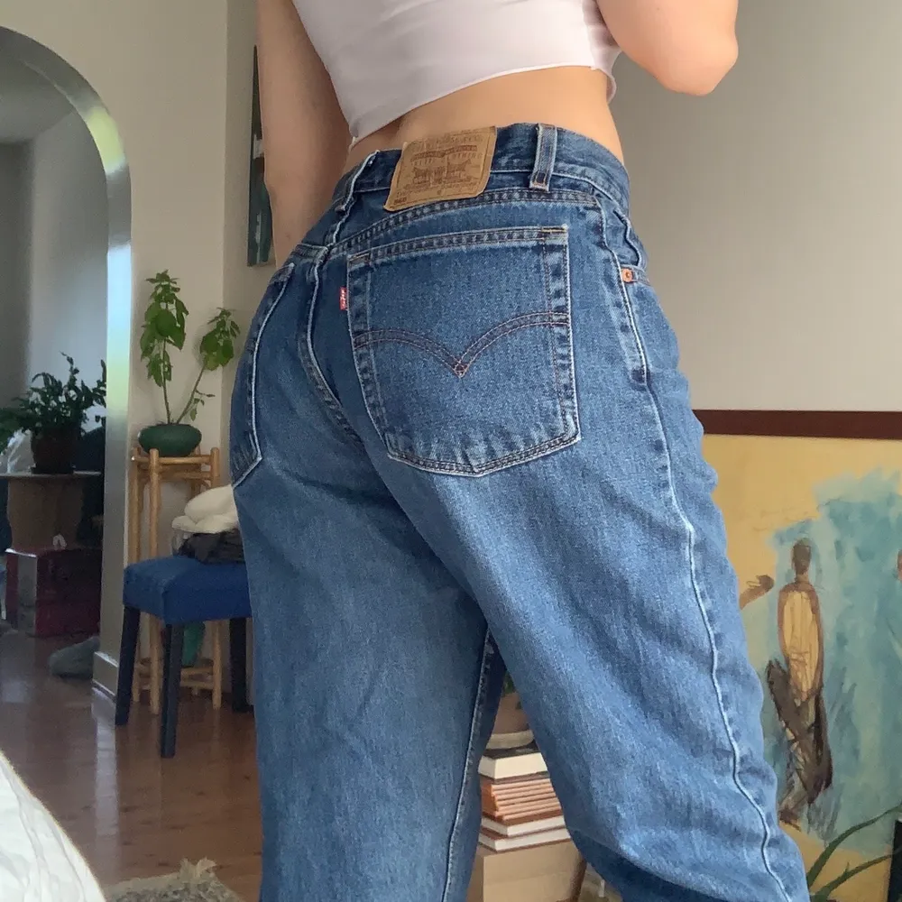 Säljer nu mina fina Levis jeans, dom är lite för långa för mig som är 165 cm💗modellen är 560, loose fit, straight leg. Storleken är M, dom är i fint skick💗. Jeans & Byxor.