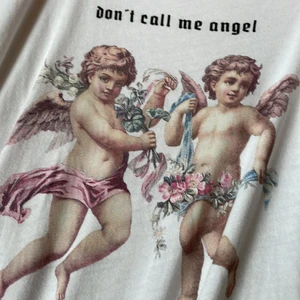 Vit t-shirt med änglar på - Säljer en vit t-shirt med änglar på, säljer då jag inte använder den💗💞 stryker innan jag skickar iväg❤️ skriv dm för frågor😊