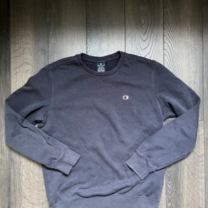 Champion Sweatshirt  - Säljer denna Navy Champion sweatshirt i storlek M. Inga konstigheter på skicket. Bara att höra av dig om du har någon fundering!