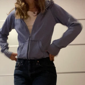 Zip hoodie  - Zip up hoodie i en blå fin färg 💙