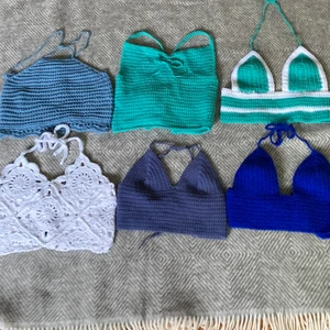 Virkade sommartoppar  - Virkade toppar i olika storlekar och modeller☀️ jag tar beställningar med de garner på andra bilden! Skriv privat om det är någon topp som ni vill se närmre😁  De kostar 150-200 kr