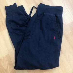 Mjukisbyxor  - Mjukisbyxor från #ralphlauren köpta för många år sedan men bara använt 2-3 gånger ish! Mest legat i garderoben då de e för korta för mig i benen (jag är 175 ish)  Kan mötas upp eller frakta!