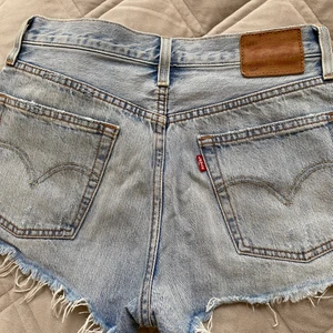 Levis jeansshorts  - Ljusblåa Levis ljusblå shorts. Storlek 27