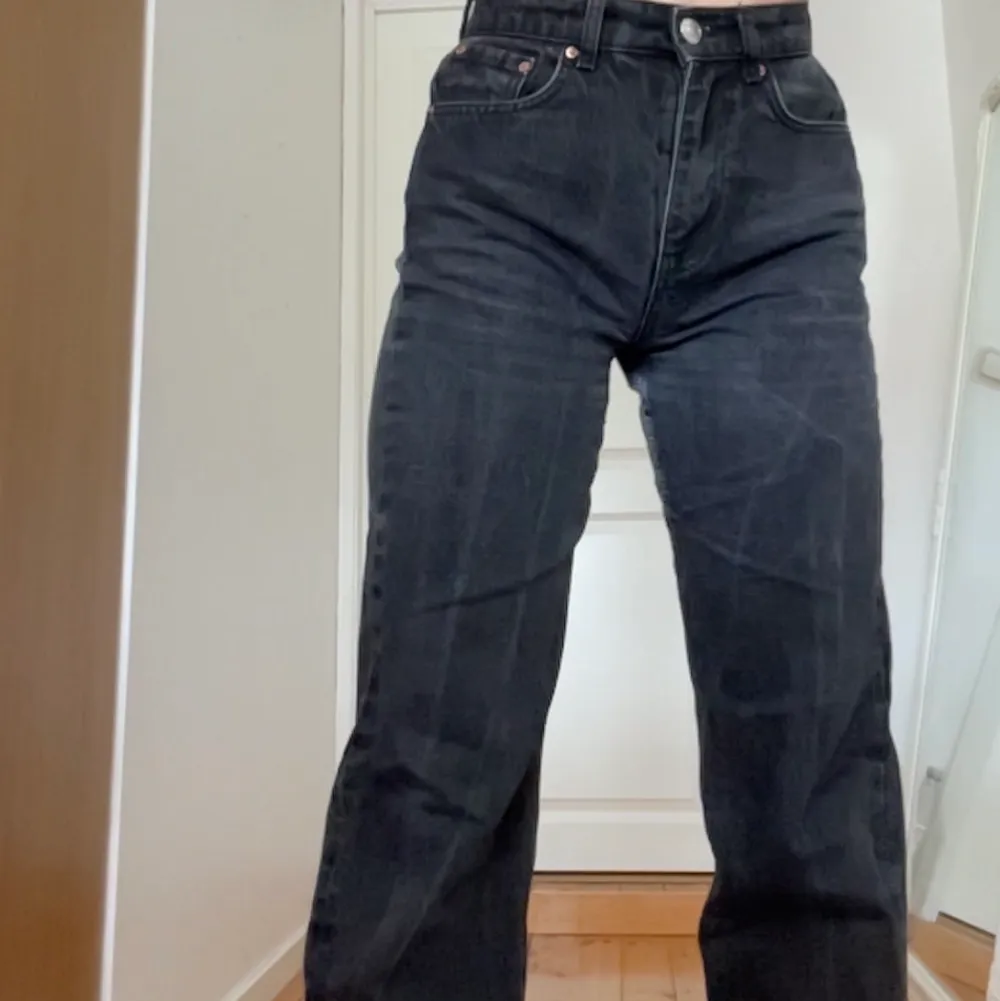 Svarta jeans i storlek 34 från Gina tricot:) pris går alltid att diskutera och kolla även in min profil då paketpris alltid är möjligt💕💕. Jeans & Byxor.