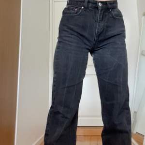 Svarta jeans i storlek 34 från Gina tricot:) pris går alltid att diskutera och kolla även in min profil då paketpris alltid är möjligt💕💕