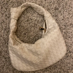 Väska - Jätte söt Bottega liknande väska. Säljer då den inte används! 