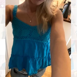 Blå blus/linne - Köpt second hand, har använt den mycket men finns inga defekter. Skulle säga att den är xs 