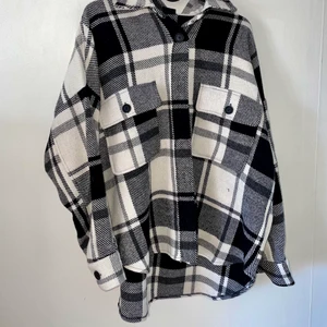 Jacka - Helt oanvänd. Stor i storleken (baggy)