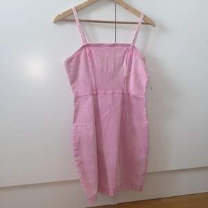 helt oanvänd rosa klänning från hm, köpt på rean förra året och har aldrig kommit till användning. Jeans material med dragkedja på ryggen, väldigt söt