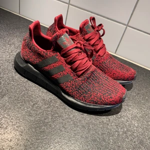 Adidas Swift Run - Strl 39 1/3, i mycket bra skick. Säljer pga använder ej