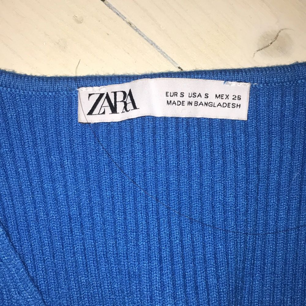 En klar blå långärmad tröja från Zara som går att göra lite tajtare vid brösten ! (är mer blå än på bilden💙. Skjortor.