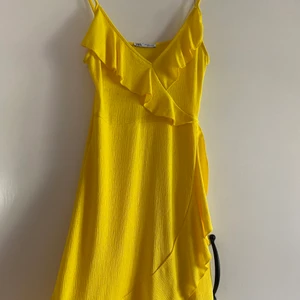 Zara klänning - Gul somrig klänning från zara. Passar perfekt som beach klänning eller casual på sommarkvällar. Som ny! Frakt tillkommer🌞🌻