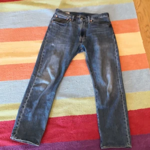 Levis 551 blåa W31 L32 - Levis 551 köpta för knappt ett år sedan. Ganska flitigt använda med lite slitage vid ena fickan och lite blekt färg. Men annars är de riktigt fina. Waist är 31 och length är 32, i herr storlek. 