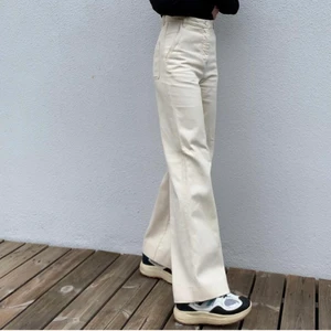 Jeans  - Jeans från H&M i storlek 34/XS, i ljusbeige färg. Endast använda en gång. Jag på bilden är 174cm lång. Nypris 600kr, säljes för 200kr.