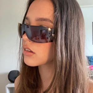 Solglasögon  - Säljer dessa as coola solglasögon som är perfekta inför sommaren. Dem har några få defekter på båda sidorna av glasögonen som man kan se på sista bilden men annars är de inget fel på dem. Jag köpte dem på Plick så vet inte vilket märke dem är💕 Priset kan diskuteras🥰 eftersom det är många intresserade har jag startat en budgivning från 75kr ALVSLUTAS 25 maj 15:00