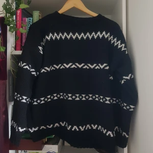 Stickad tröja - Fin stickad tröja köpt här på plick. Den är ursprungligen från secondhand och inga lappar finns i den🌱 I fint skick, användes en del av mig i höstas men säljer då jag har massor av tjock tröjor. I bra skick, lite nopprig. Ingen storlek syns, jag på bilden är en s-m. Frakt ingår inte🌼