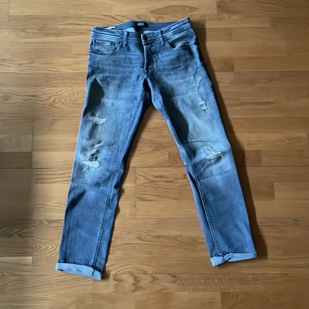 Gråa slim fit jeans från Jack&Jones . Storlek 33/32. Jeans & Byxor.