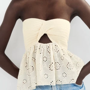 Stickad zara top  - Helt slut såld zara topp! Säljer den för den är inte riktigt min stil. Helt oanvänd med prislappen på. 🍓🍓❤️ BUDGIVNING!!!!!